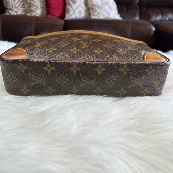 Authentic Louis Vuitton Monogram Compiegne 28 Clutch/Toiletry Bag - Picture 8 of 14
